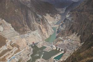 烏東德水電站二道壩工程啟動(dòng)首倉(cāng)碾壓混凝土澆筑