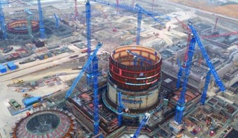 中國自主三代核電技術“華龍一號”23日吊裝穹頂