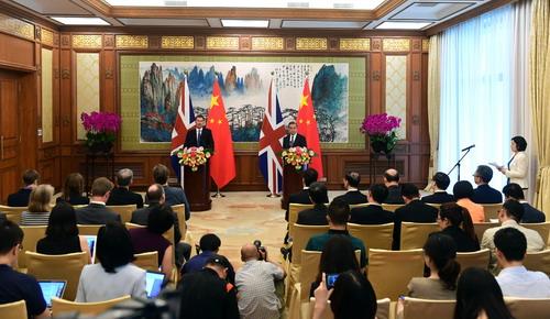 王毅談中英共建“一帶一路”：開放包容、規(guī)則導(dǎo)向