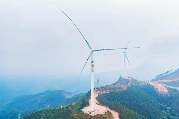 廣西能源集團(tuán)桂中東鄉(xiāng)風(fēng)電場首批機(jī)組成功并網(wǎng)發(fā)電
