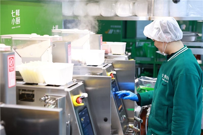 京東七鮮小廚落地高原企業(yè)食堂，AI智能炒菜機(jī)器人保障職工用餐品質(zhì)